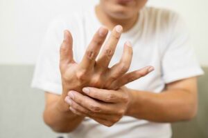 5 Obat Tradisional Untuk Jari Tangan Kaku dan Sakit, Pasti Langsung Sembuh!